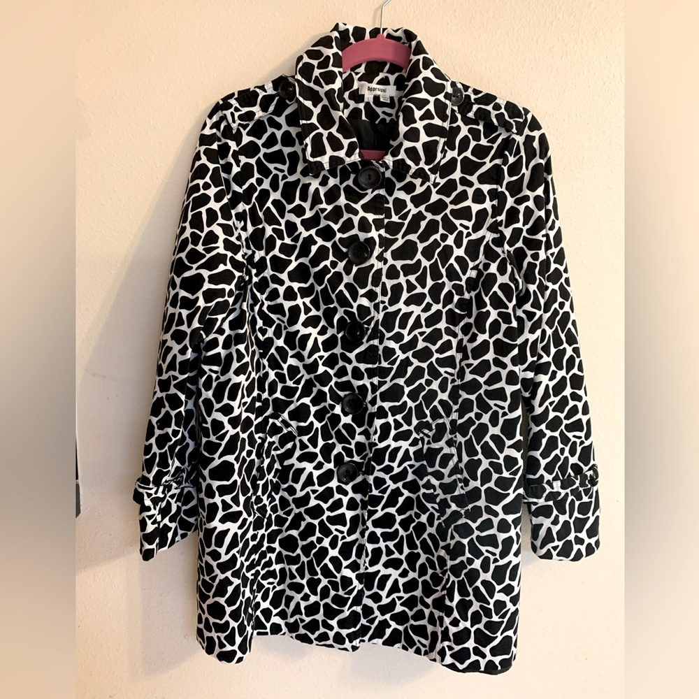 Appraisal Brand Black and White Giraffe pattern Raincoat, Size Large